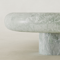 Table basse en marbre vert DH, forme de galet arrondie, dalle épaisse et solide, piédestal à double cylindre, style organique moderne pour salon