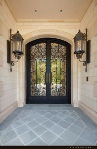 Porte d'entrée en fer forgé sur mesure - Cadre en acier orné avec verre trempé et écran de sécurité pour une entrée élégante de villa - Product Image 2