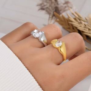 Bague ovale torsadée en acier inoxydable bicolore or et argent avec zircon - Plaqué or 18 carats, bijou minimaliste de luxe léger pour le quotidien - Product Image 4