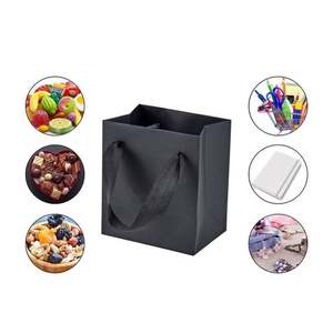 Sacs en papier pour petites entreprises, noir, laminés mat, avec poignées en tissu élargies - Product Image 4