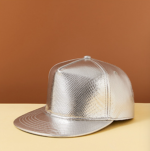 Gorra de Béisbol Personalizada de 5 Paneles en Cuero Sintético PU con Logotipo, Orificios Perforados con Corte Láser, Visera Estilo <span class=keywords><strong>Skater</strong></span> y Parche de Goma - Product Image 2
