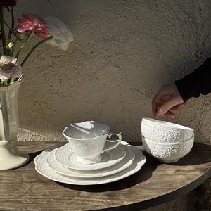 Services <span class=keywords><strong>de</strong></span> vaisselle en céramique nordique embossée avec bords festonnés, services <span class=keywords><strong>de</strong></span> vaisselle en <span class=keywords><strong>porcelaine</strong></span> <span class=keywords><strong>blanche</strong></span> pour restaurants et services <span class=keywords><strong>de</strong></span> traiteur - Product Image 1