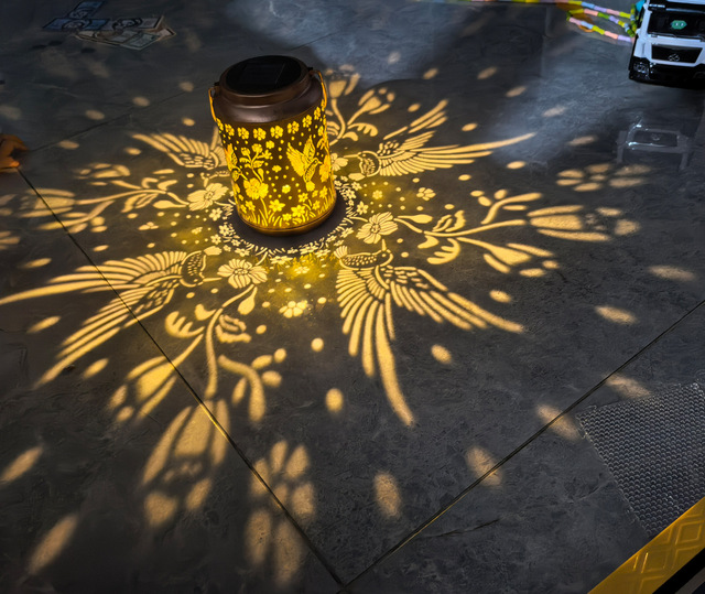 Solar-powered IP65 Waterproof Hummingbird Hollowed-Out Metal LED Lanterns for Gardens and Courtyards