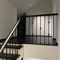 Rampe d'escalier de villa moderne minimaliste personnalisée en alliage d'aluminium noir, résistante à l'eau et peignable, à fixation au sol