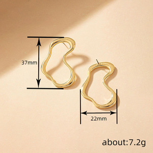 Orecchini a perno a forma di cuore da donna, design irregolare, accessori per l'orecchio per uso quotidiano - Product Image 3