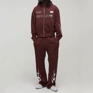 Ensemble de survêtement deux pièces personnalisé pour homme, comprenant un sweat à capuche court zippé à imprimé graphique Racing rouge bordeaux et un pantalon de survêtement évasé - Product Image 1