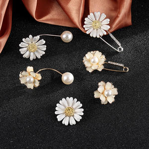 เข็มกลัดคริสตัลรูปดอกไม้ทันสมัย ประดับด้วยเพชรเทียม ตัวเรือนโลหะผสมชุบทอง  สามารถปรับแต่งได้ เหมาะสำหรับทุกเพศ ใช้ได้ทุกวัน ของขวัญสำหรับงานหมั้น - Product Image 5