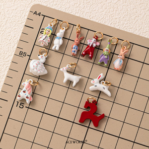 Mini Galería de Cuentos |   Colgante de Acero Inoxidable con Baño de Oro PVD de 18K y Esmalte Pintado a Mano con Diseño de Animal |   Resistente al agua y sin deslustre - Product Image 5