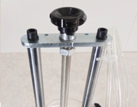 Machine semi-automatique de sertissage pour colliers de flacons de parfum, de pressage de bouchons et de mise en capsule pour flacons en verre avec capuchon intérieur