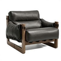 Chaise longue moderne en similicuir noir avec structure en bois de frêne massif, design inclinable pour hôtel et chambre à coucher