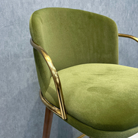 Chaises de bar en velours vert avec pieds en bois, tabourets de bar à hauteur de comptoir avec accoudoirs en acier inoxydable