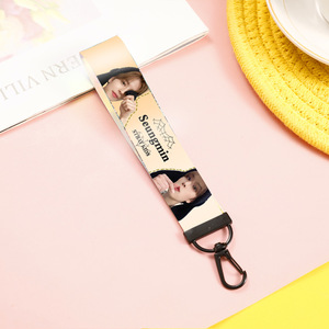 Cordon de téléphone portable en polyester imprimé sérigraphié avec nom du groupe KPOP <span class=keywords><strong>Stray</strong></span> <span class=keywords><strong>Kids</strong></span> <span class=keywords><strong>MANIAC</strong></span>, couleur PMS, cadeau promotionnel en gros - Product Image 3