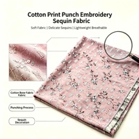 Tissu en coton imprimé perforé à sequins brodés 330 GSM tendance pour chemises en jean et demi-jupes féminines – Mode contemporaine