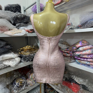 Abito Corto da Donna 2026 alla Moda e Semplice con Scollo all'Americana e Ricami Dorati, che Esalta Eleganza e Raffinatezza. - Product Image 3