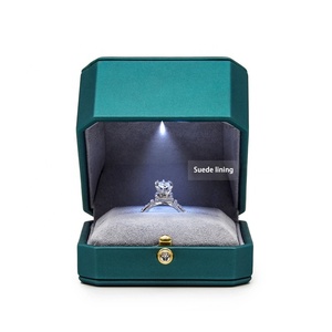 Scatola Portagioie per Anello Verde Scuro in Similpelle con Luce LED Integrata e Bottone a Pressione con Pietra Incastonata - Product Image 2