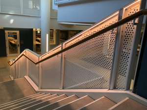 Rampe de sécurité commerciale standard en aluminium pour les infrastructures publiques et la construction, avec une conception structurelle fiable - Product Image 3