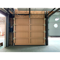 Porte de garage sectionnelle automatique en panneaux sandwich mousseux avec grille en aluminium imitation bois et lattes de sécurité