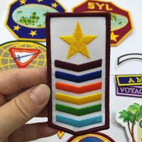 Badges de haute qualité en gros avec bordure en merrow pour broderie, badge pour vêtements, badge de conception personnalisée