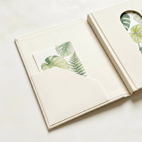 Carnet A5 personnalisé en PU crème avec découpe longue en forme de feuille de Monstera et marque-page breloque