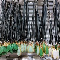 Collier pour femme en jade vert, turquoise et jade blanc, avec pendentif traditionnel en filigrane doré et cordon ciré, vente en gros 2026