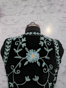 Eleve su colección de moda con este elegante chaleco corto bordado a mano, diseñado para fusionar la artesanía tradicional. - Product Image 4