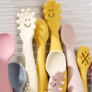 3 pz Kawaii Set di stoviglie personalizzate per bambini cibo grado cibo BPA-Free cucchiaio in Silicone e massaggiagengive per l'alimentazione del bambino di formazione del bambino