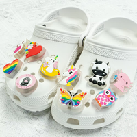 Breloques de Chaussures Personnalisées en Gros avec LED, en PVC, Bricolage, Accessoires Lumineux pour Sabots et Sandales, Fleurs de Dessin Animé, Vache Arc-en-Ciel