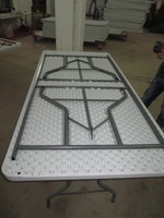 Vente en gros de tables en plastique pliables de 8 pieds de long utilisées pour les fêtes en plein air et les événements de potluck