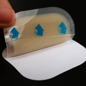 <span class=keywords><strong>Pansement</strong></span> hydrocolloïde imperméable, hautement absorbant et confortable, dans une pochette individuelle à ouverture facile, pour la protection après une perçage. - Product Image 1