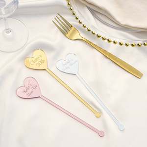Agitateur de boisson en acrylique personnalisé en forme de cœur, bâtonnets à boisson gravés avec un nom personnalisé pour la décoration de mariage ou d'<span class=keywords><strong>anniversaire</strong></span> - Product Image 3