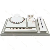 Haut de gamme blanc argent personnalisé gratuit combinaison bijoutiers affichage collier boucles d'oreilles anneau bracelet vitrine en cuir Pu bijoux plateau ensemble