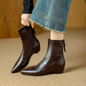 Botín de Mujer con Tacón Grueso y Punta Cuadrada, Cómodo y Multifuncional, con un Diseño de Estilo Retro - Product Image 6