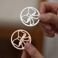 Yiwu Aceon Acier Inoxydable Personnalisé Découpé Au Laser Logo Signe Forme Creux Rond Promotion Groupe Équipe Logo Arc Noeud Broche
