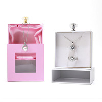 Boîte à bijoux A1 personnalisée avec bouton en cristal de diamant pour fenêtre et tiroir, base en satin noir, blanc, rose, bleu, jaune, or, argent – Fabricant