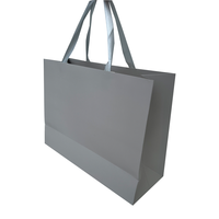 Sac cadeau en papier gris de luxe avec logo personnalisé, poignée en ruban de satin, sac de shopping réutilisable écologique pour les bijouteries