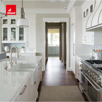Armoires de cuisine Alland en bois massif blanc style Shaker, îlot avec plateau en marbre, style nordique, placards muraux supérieurs et quincaillerie de poignée