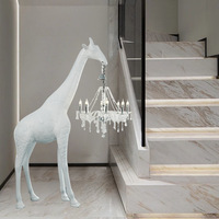 Grande sculpture artistique de girafe, ornement animalier, lampe sur pied design pour hôtel, salle d'exposition, hall, centre commercial ou bureau de vente