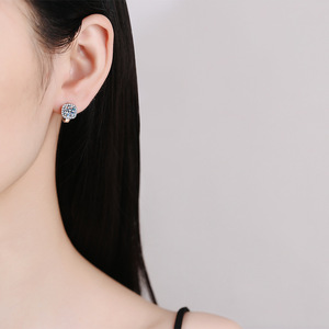 Boucles d'oreilles Huggie en Moissanite <span class=keywords><strong>1</strong></span> <span class=keywords><strong>carat</strong></span> pour Femme, en Argent Sterling S925 Plaqué Or 18K, Sertissage Carré, Bijoux de Luxe - Product Image 5