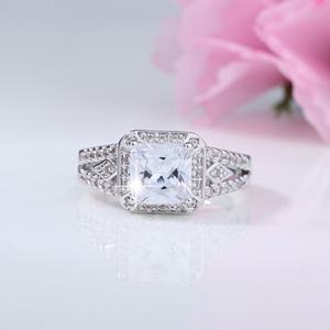 Bague de fiançailles en rhodium pour femme, sertie de diamants CZ violets de laboratoire, taille radiant, pavé rectangulaire, pour mariage ou anniversaire - Product Image 6