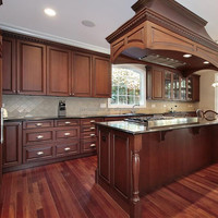 Armoire de cuisine avec étagère ouverte et rail de suspension pour le stockage des casseroles et des poêles