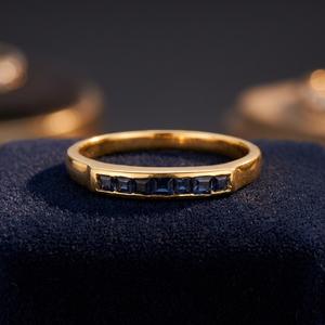 Bague en argent sterling plaqué rhodium de style classique gravée avec un saphir bleu, cadeau de mariage ou de fiançailles - Product Image 3