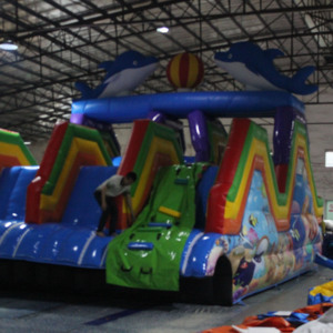 Gran piscina al aire libre con borde de arcoíris, el <span class=keywords><strong>castillo</strong></span> de tiburones, <span class=keywords><strong>tres</strong></span> vías fluviales, casa de rebote, tobogán de agua inflable - Product Image 2