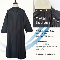 Capes de coiffure noires imperméables avec logo personnalisé, MOQ 10 pièces, col métallique, impression personnalisée pour barbier, manches incluses