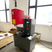 Machine à riveter auto-serrante de type banc pour tôles, à double commande manuelle sécurisée, sans déformation