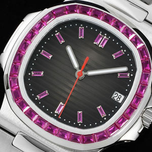 Elegante Reloj Octagonal Color Platino con Esfera Ondulada, Perfil Ultrafino, Perfecto para Eventos Ejecutivos y de Negocios - Product Image 2