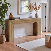 Table d'entrée élégante de style américain avec une touche sophistiquée. Buffet de style antique pour le bureau d'entrée.