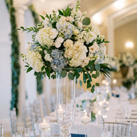 Centre de table moderne de luxe en forme de boule de fleurs, design simple, haute qualité, bleu ciel, hydrangea en soie, delphinium, diamètre 50 cm