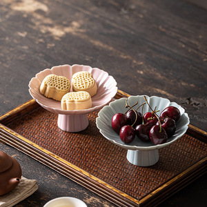 Assiette à fruits en céramique en forme de fleur, en porcelaine rétro sur pied, pour le thé et les collations, idéale pour les fêtes - Product Image 1
