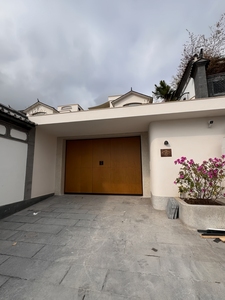 <span class=keywords><strong>Porte</strong></span> de <span class=keywords><strong>garage</strong></span> à enroulement <span class=keywords><strong>motorisée</strong></span> monobloc avec grille encastrée, design de façade intégré et style auvent - Product Image 6