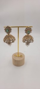 Pendientes Jhumka victorianos tradicionales en tono dorado con piedra verde central y conjunto de joyas con diamantes americanos transparentes incrustados. - Product Image 5